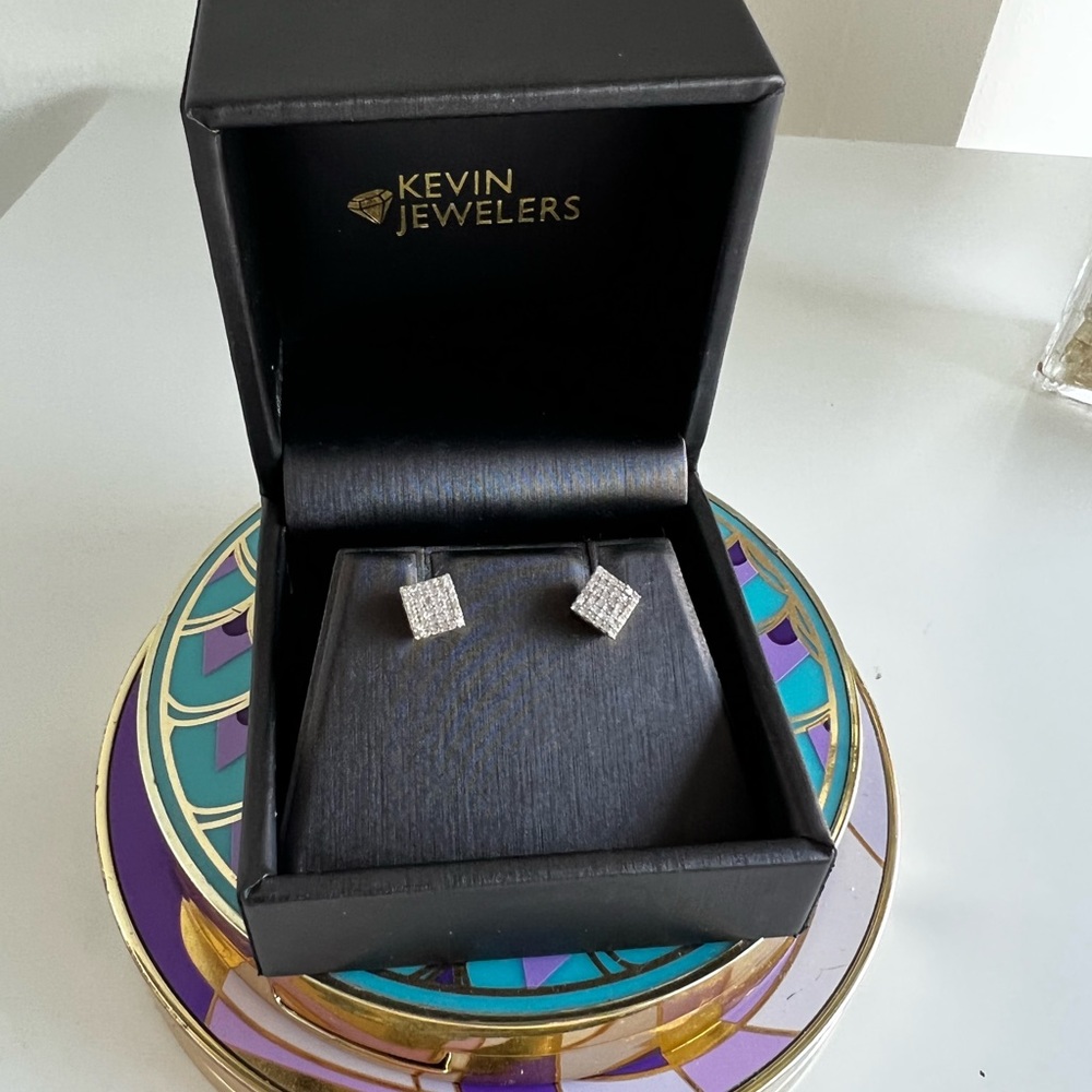 Kevin jewelers beautiful diamond earrings